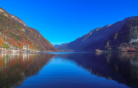 美丽的奥地利景观，蓝天山脉和霍尔斯塔特湖