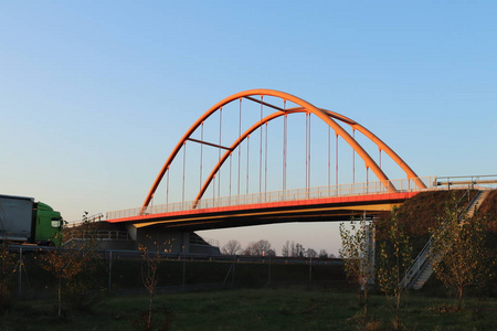波兰9，9，2018年高速公路上悬挂的路桥。 金属建筑技术结构。 现代建筑。
