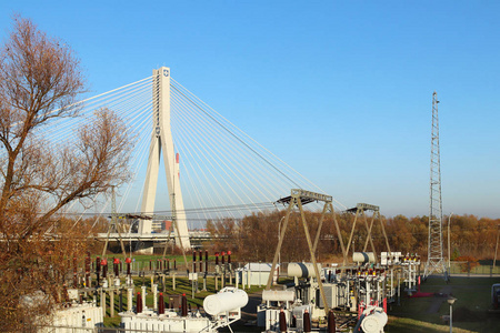 波兰Rzeszow9，2018年悬停的路桥横跨Wislok河。 金属建筑技术结构。 现代建筑。 蓝色背景上的白色十字架是城市的