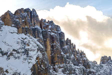 冬季雪山风景如画图片