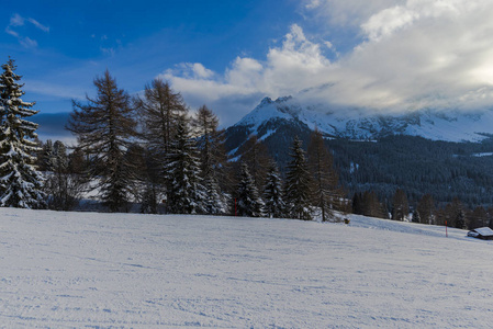 冬天的滑雪场，高山，蓝天，云和滑雪道