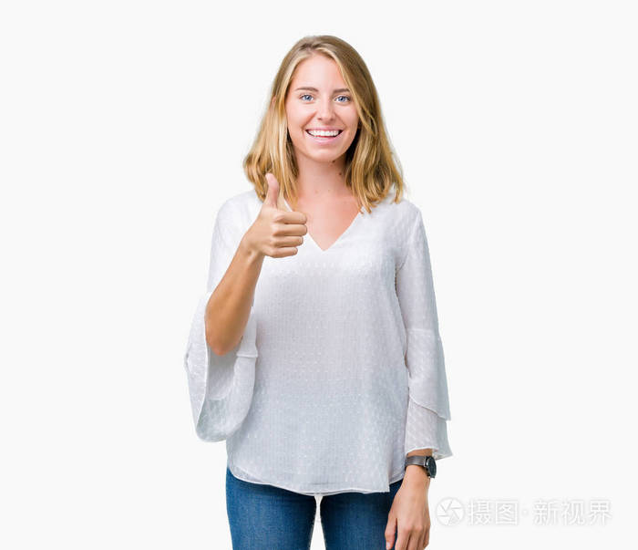 美丽的年轻优雅的女人在孤立的背景上做快乐的拇指向上手势与手.