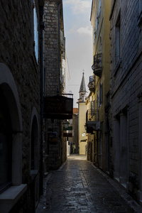 黑山风景优美的城市景观中狭窄街道上的建筑物
