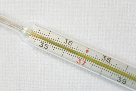 医用温度计显示体温正常。 快关门。
