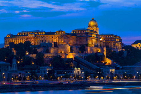 布达佩斯之夜的全景国会大厦和皇家城堡，前景是玛格丽特桥