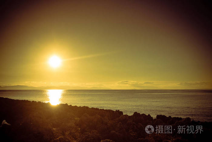 希腊海岸线在清晨太阳升起的希腊佩洛蓬尼斯. 美丽的风景自然风光.