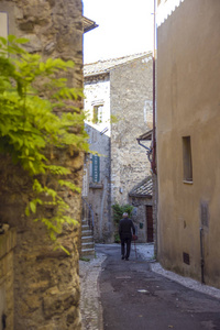 意大利中世纪村庄的特色小巷。 意大利