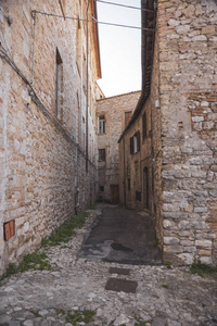 意大利中世纪村庄的特色小巷。 意大利