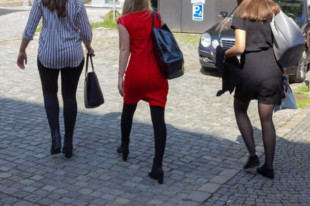 年轻女士在德国南部巴伐利亚市的大街上购物