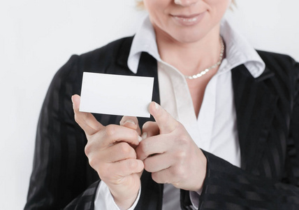 成功的商业女性显示空白信用卡