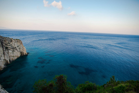 大海清澈的巨大悬崖。 自然背景。
