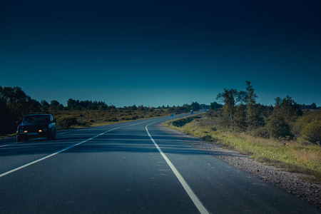 空旷的夏季道路景观