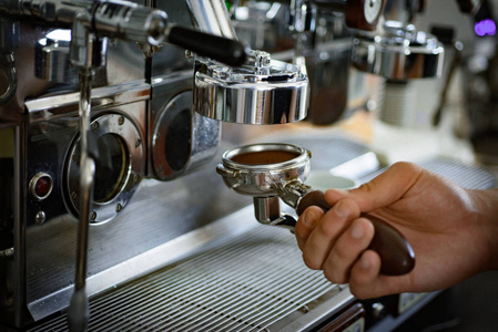 易于使用。波塔菲尔特和磨碎的咖啡。浓缩咖啡机零件。咖啡店内的咖啡机或咖啡机。不锈钢烹饪用具酿造咖啡。咖啡店正在酿造的浓缩咖啡