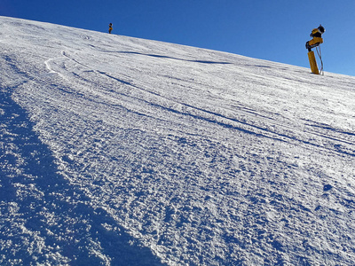 瑞士达沃斯滑雪坡和造雪机。