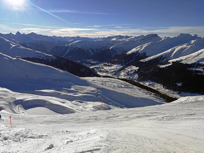 瑞士达沃斯的滑雪坡和雪山。