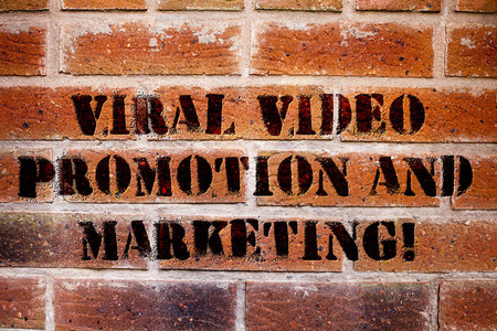 概念手工写作显示病毒视频推广和营销。商业照片文本现代广告社交媒体策略