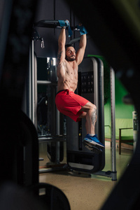 强壮的男人在健身房做腹肌运动