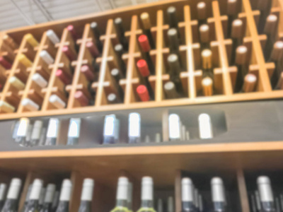 美国德克萨斯州杂货店木窖进口葡萄酒的模糊运动低角度视图