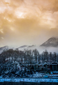 索契山在冬天。 雪山的冬天。 冬天的照片。 晴朗的晴朗的霜天在山上。