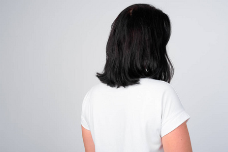 短头发的妇女的后方看法在白色背景