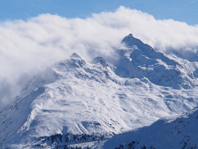 奥地利阿尔卑斯山云层覆盖的雪峰