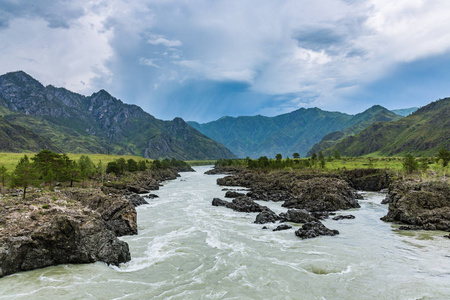 卡屯河及其周围山脉阿尔泰俄罗斯的泉水