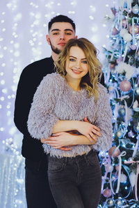 相爱的夫妇圣诞树背景上的一个男人和一个女孩 圣诞节背景