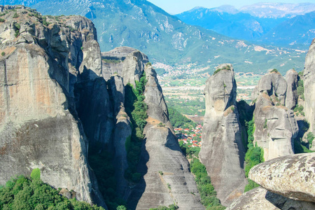 美丽的岩石景色, 陵墓和希腊山谷与村庄。梅泰拉, 希腊