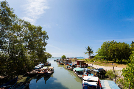 马来西亚热带兰卡维岛的TelukEwa码头当地港口。 东南亚美丽的自然。