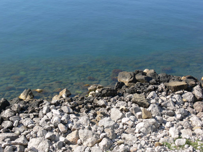 平静大海的岩石海滩