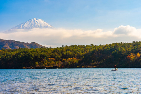 秋季日本大林湖边有船和枫叶树的富士山美景