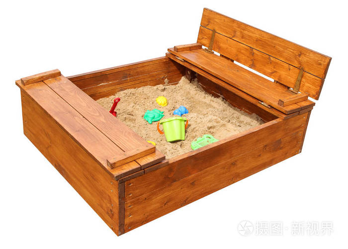 木制儿童沙箱与玩具孤立于白色背景
