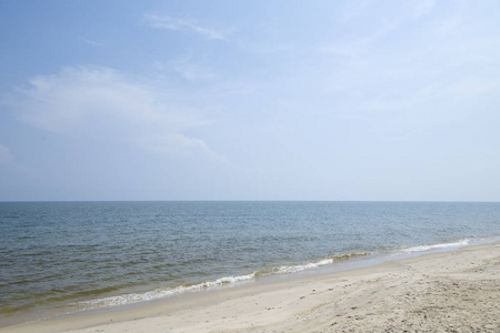 泰国沙滩上的旅行者夏滩华海