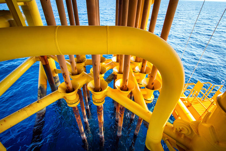 油气处理平台天然气凝结水水管道输送至陆上炼油厂