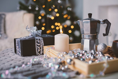 美丽的圣诞内饰与装饰。 舒适的夜晚，圣诞树灯和咖啡。