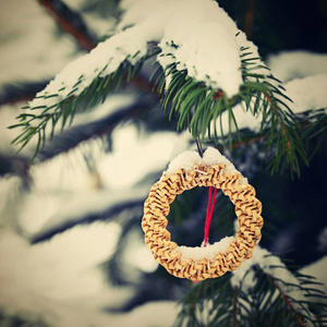 圣诞树装饰品。 树枝上的雪。 圣诞节和冬天的概念。