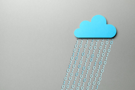 云存储。个人和商业信息在线存储在云中。蓝光和二进制代码的雨的形式