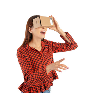 年轻女子使用硬纸板虚拟现实耳机隔离白色