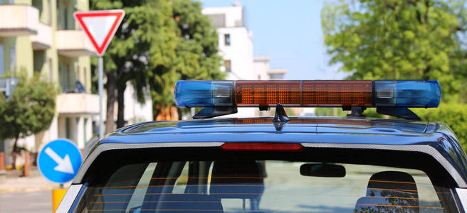 意大利警方蓝色轿车上的警报器图片