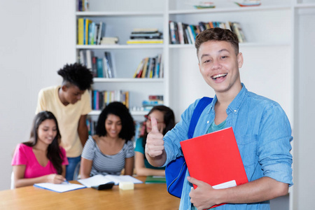 英国男学生，大学图书馆国际学生组