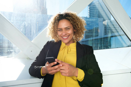 特写肖像，快乐的非裔美国商务女性在城市用手机