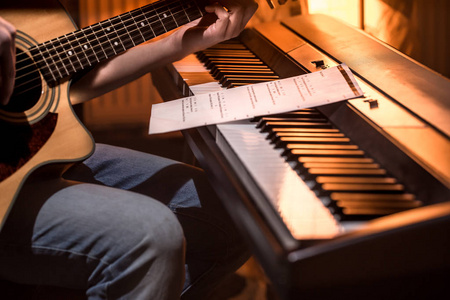 男声吉他钢琴录音笔记优美的彩色背景音乐活动理念