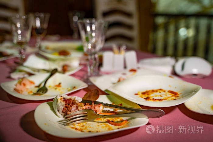 空盘子,饭后有食物残渣