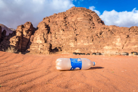 一个塑料瓶垃圾在一个惊人的景观中间