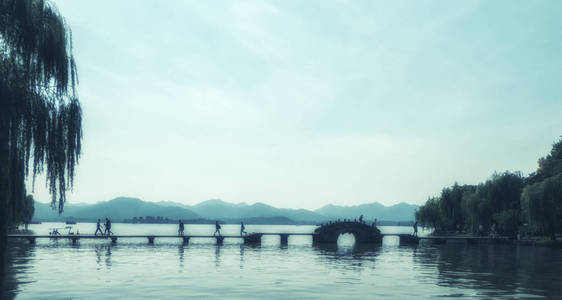 中国杭州西湖石桥步行径。