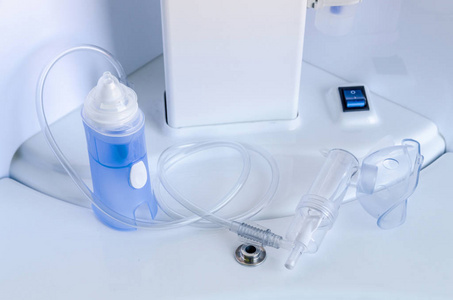 呼吸面罩雾化吸入的医疗设备。 呼吸
