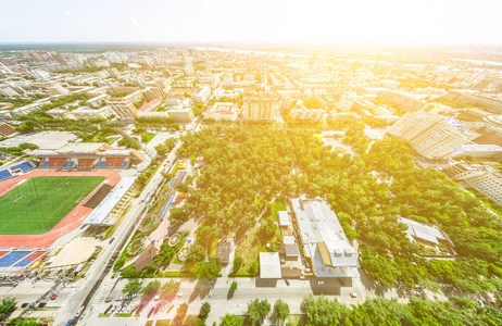 与空中城市景观 十字路口 道路 房屋 建筑物 公园及停车场。阳光灿烂的夏天全景图像