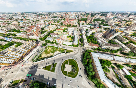 与空中城市景观 十字路口 道路 房屋 建筑物 公园及停车场。阳光灿烂的夏天全景图像