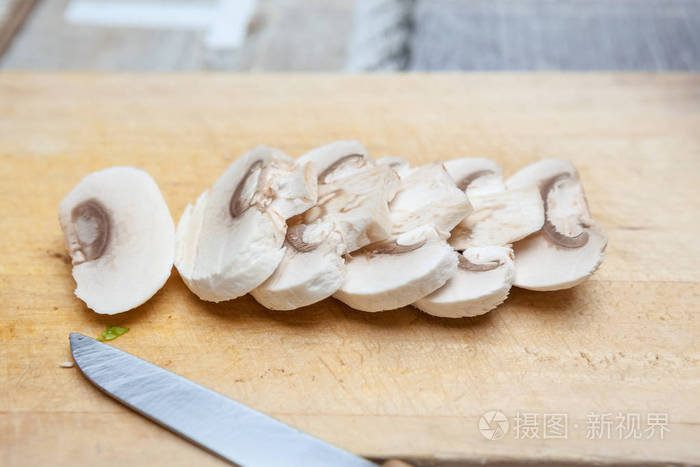 在木板上用土豆刀切蘑菇