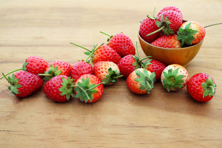 木质背景上的新鲜草莓浆果